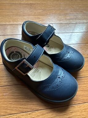 Livie and Luca navy Maryjane’s, size 11